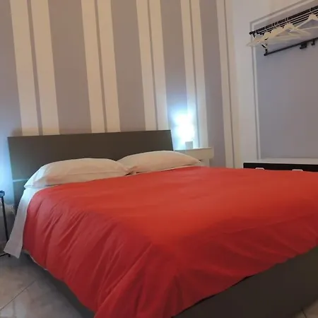 Magenta Apartment Rom